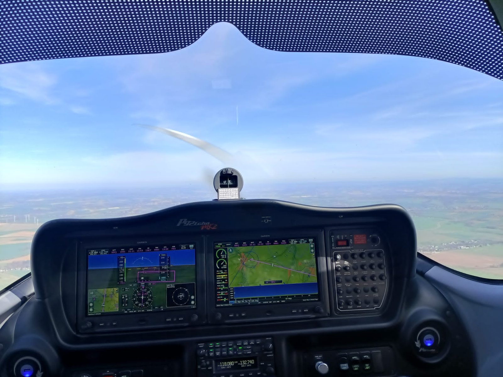 Blick aus dem Cockpit einer Tecnam P92