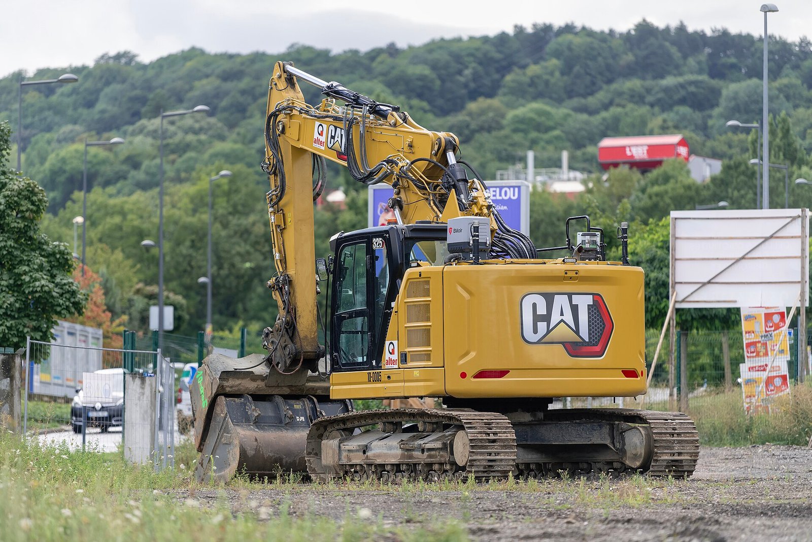 Großer Caterpillar-Kettenbagger mit Kabine, Hydraulikarm und breiten Ketten