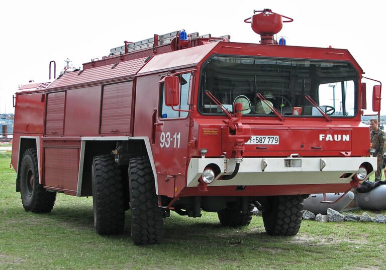 Rotes FAUN-Großtanklöschfahrzeug mit großen Geländereifen