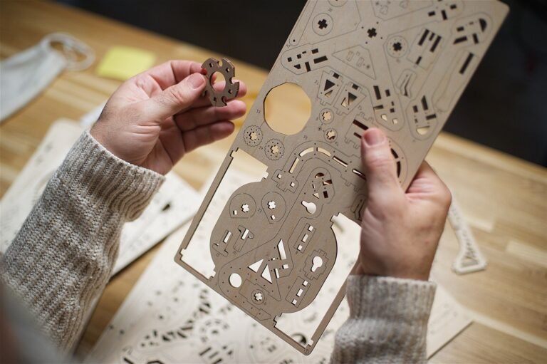 Holzbauteile für ein mechanisches Ugears-Modell