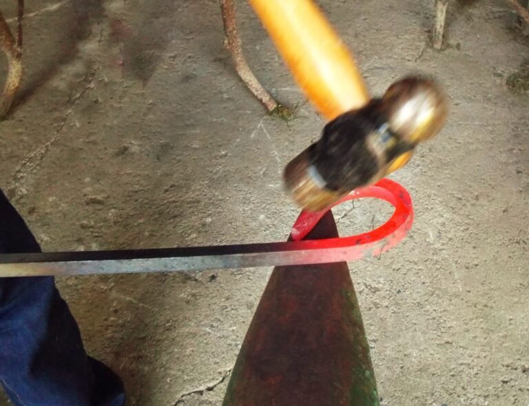 Schmiedearbeit mit Hammer und Amboss