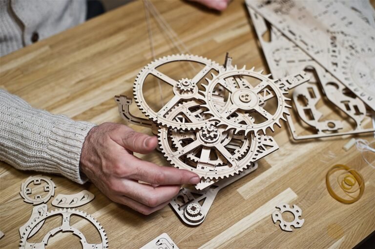 Lasergeschnittene Holzteile eines Ugears-Bausatzes