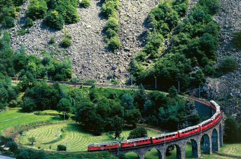 Roter Bernina Express auf dem Kreisviadukt in Brusio