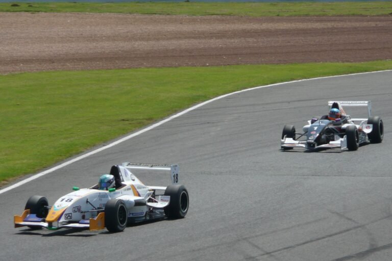 Zwei Formel-Renault-Rennwagen auf der Rennstrecke in Silverstone