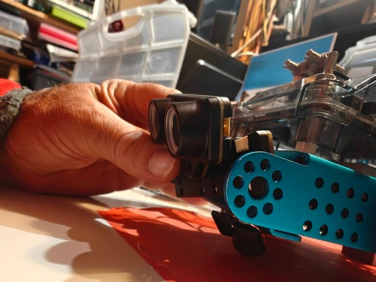 mBot2 mit individuell angebauten Bausteinen