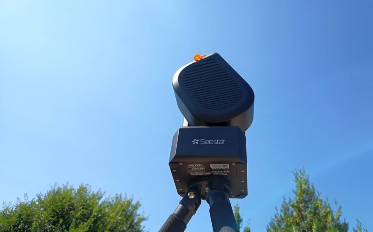 Seestar-Smart-Teleskop auf einem Stativ unter freiem Himmel