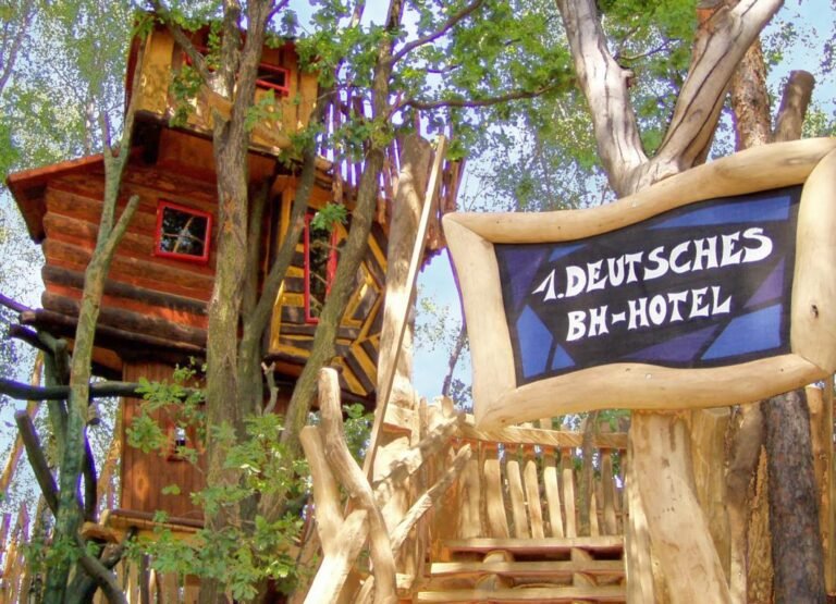 Baumhaushotel mit erhöhten Holzhäusern und Verbindungswegen